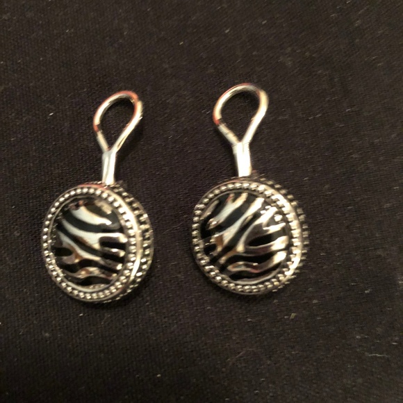 NEW Black and Silver zebra print clip on earings - Picture 2 of 5